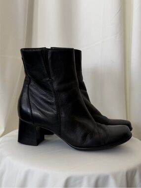 Naturalizer black leather ankle boots with block heel Size 7.5